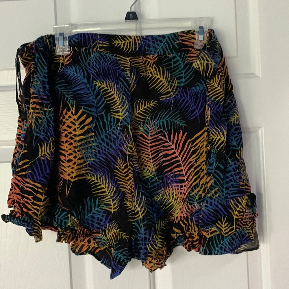 City Chic Black Shorts with Multicolor Leaf Print